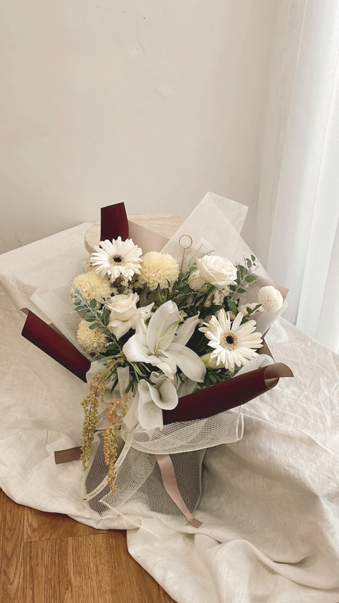 3. “Velvet Bouquet, rangkaian bunga lily dan mawar segar untuk momen spesial