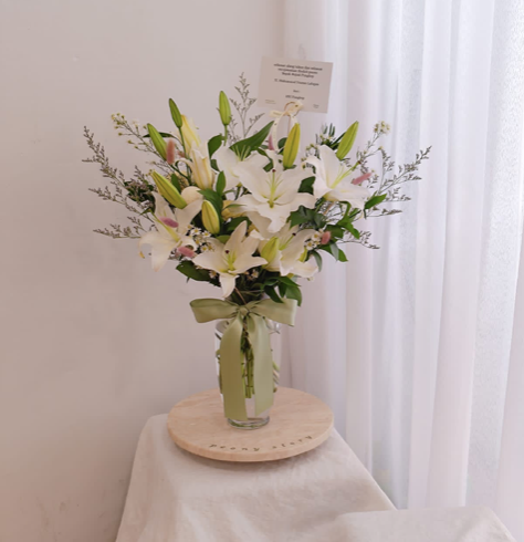 Lily Vase Fresh